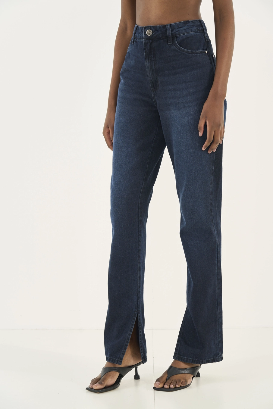 Calça Jeans Kendall Reta Com Fenda Na Barra Índigo