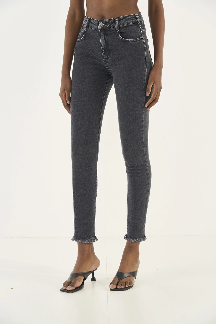 Calça Jeans Bia Skinny Barra A Fio Indigo Preto