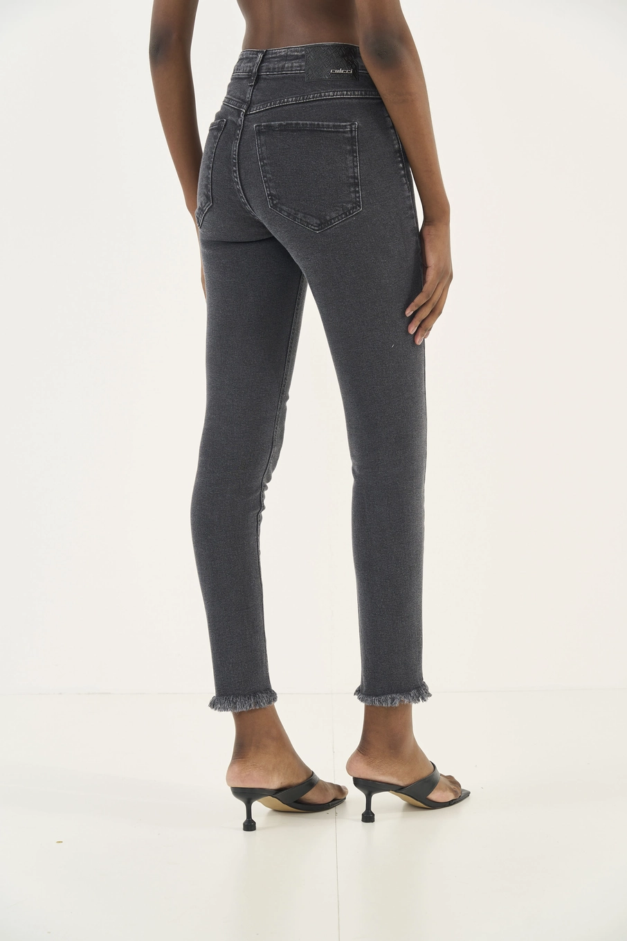 Calça Jeans Bia Skinny Barra A Fio Indigo Preto