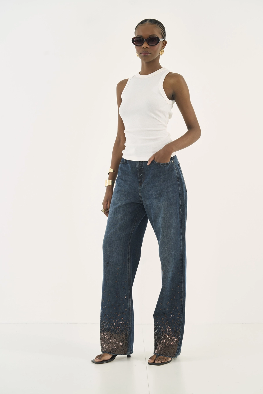 Calça Jeans Leoni Wide Leg Com Detalhe Na Barra Índigo