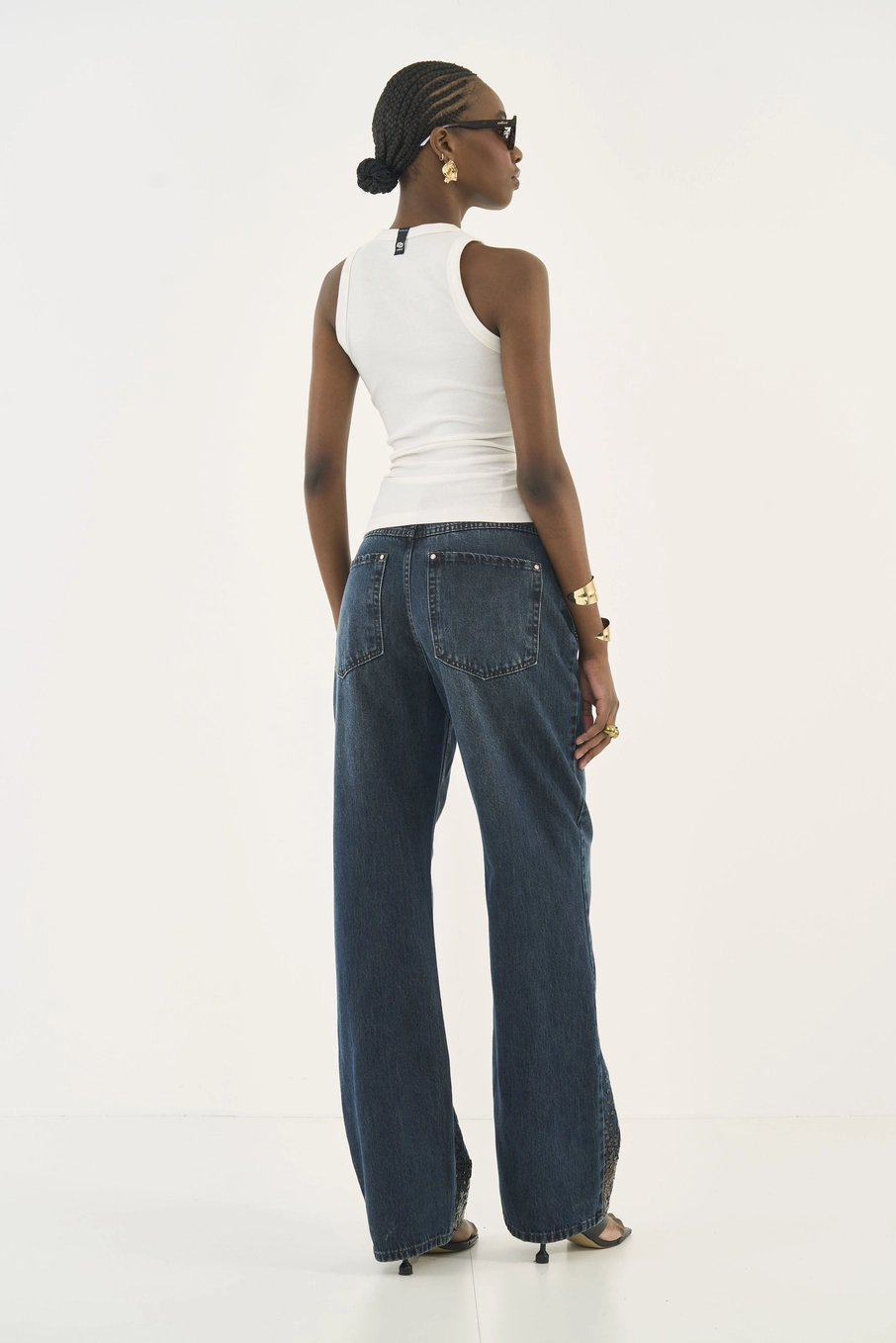 Calça Jeans Leoni Wide Leg Com Detalhe Na Barra Índigo