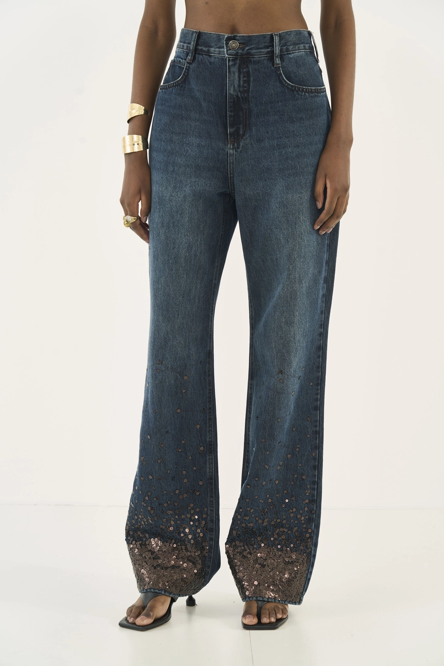 Calça Jeans Leoni Wide Leg Com Detalhe Na Barra Índigo
