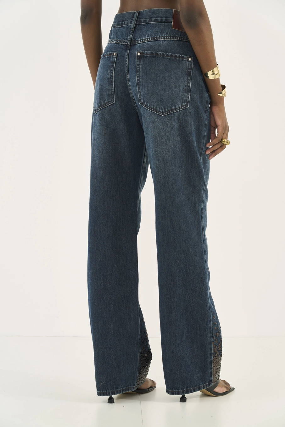 Calça Jeans Leoni Wide Leg Com Detalhe Na Barra Índigo