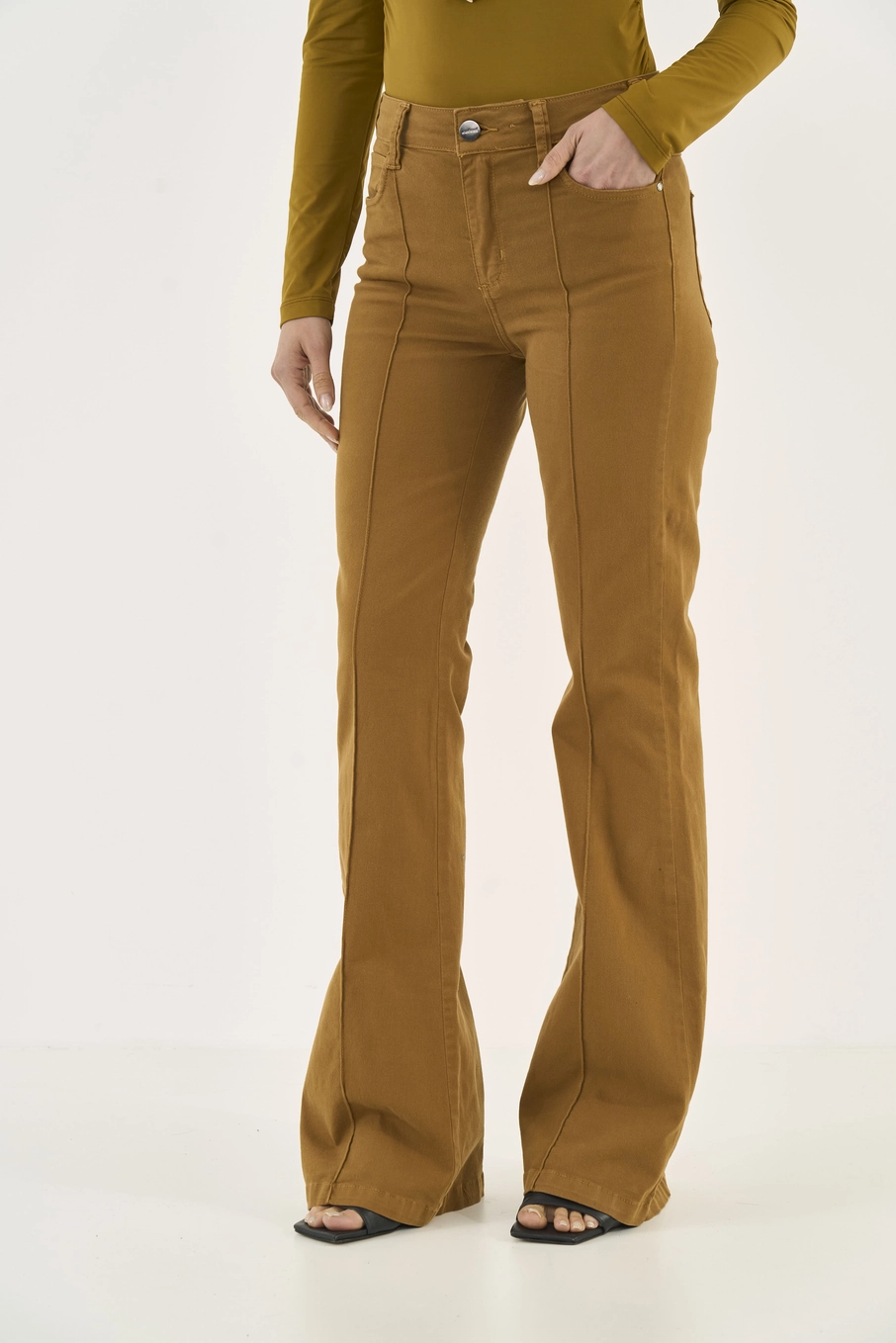 Calça Em Sarja Flare Bia Marrom