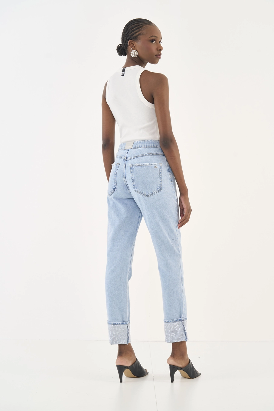 Calça Jeans Kendall Mom Barra Com Aplicação Índigo