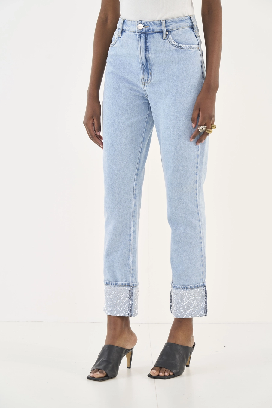 Calça Jeans Kendall Mom Barra Com Aplicação Índigo