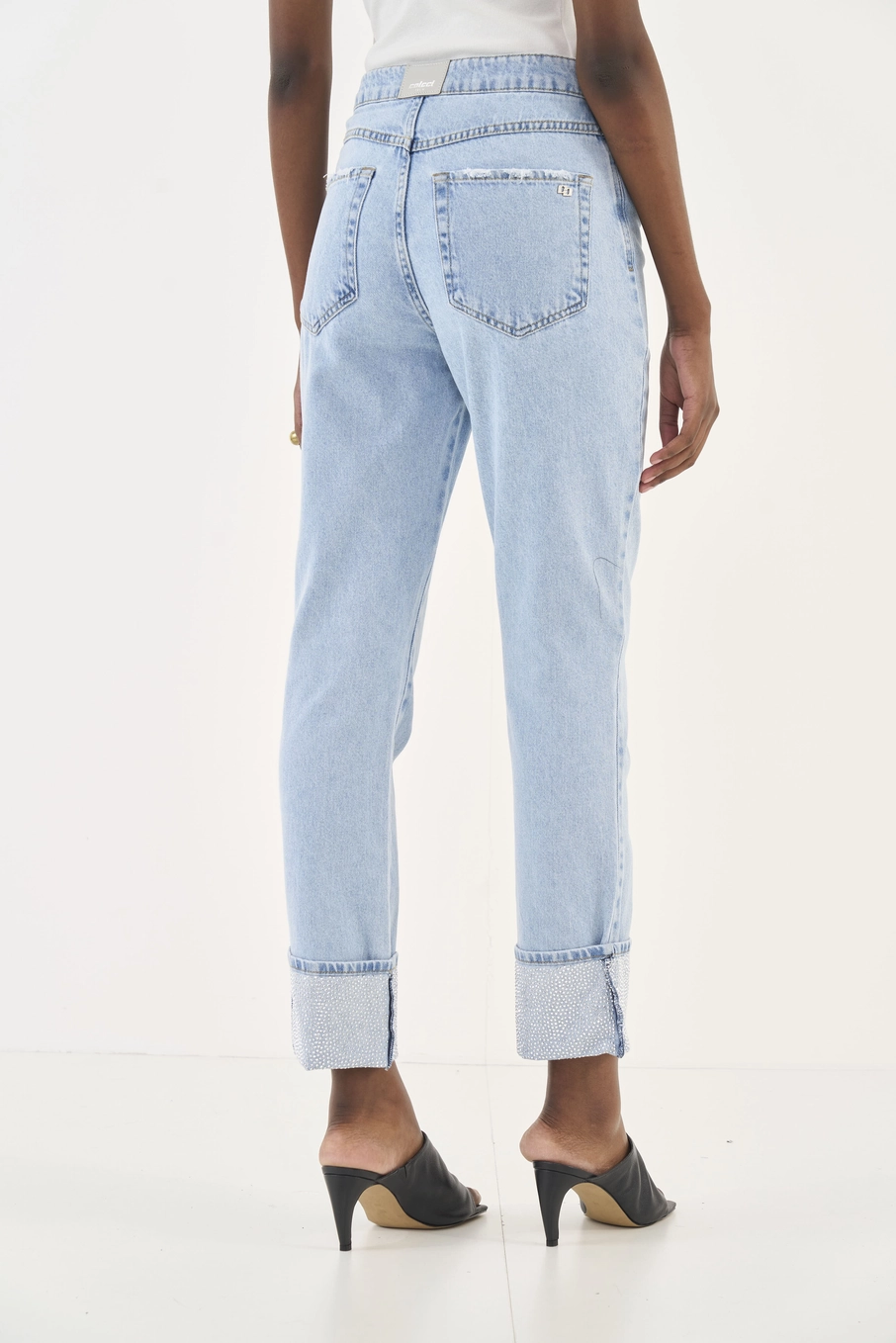 Calça Jeans Kendall Mom Barra Com Aplicação Índigo