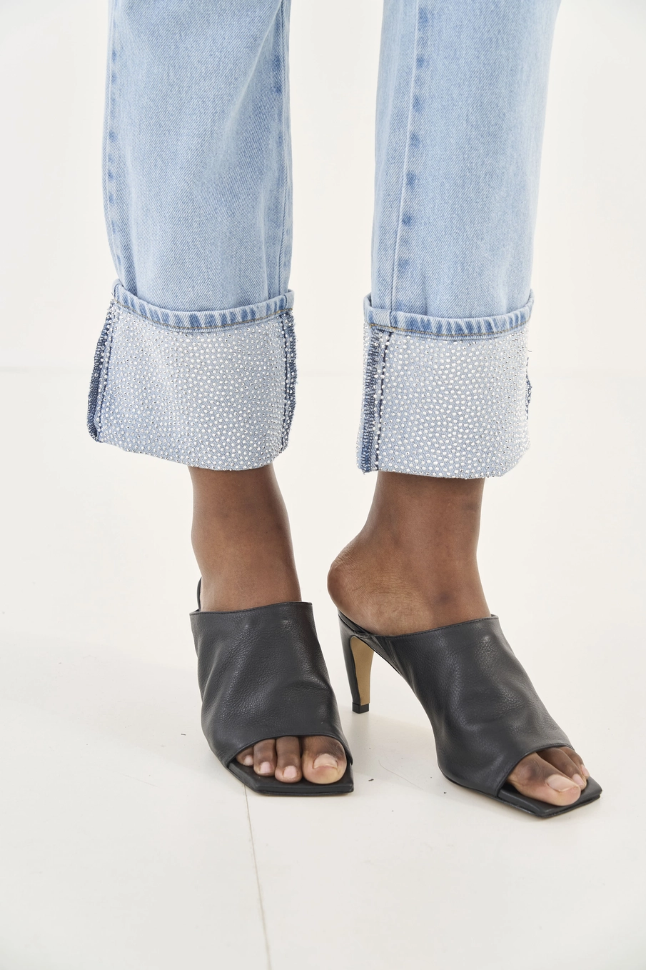 Calça Jeans Kendall Mom Barra Com Aplicação Índigo