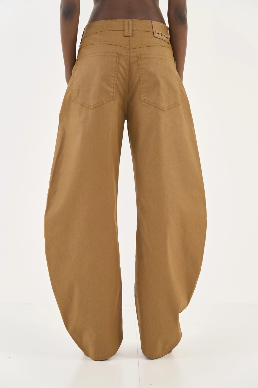 Calça Barril Leoni Resinada Marrom