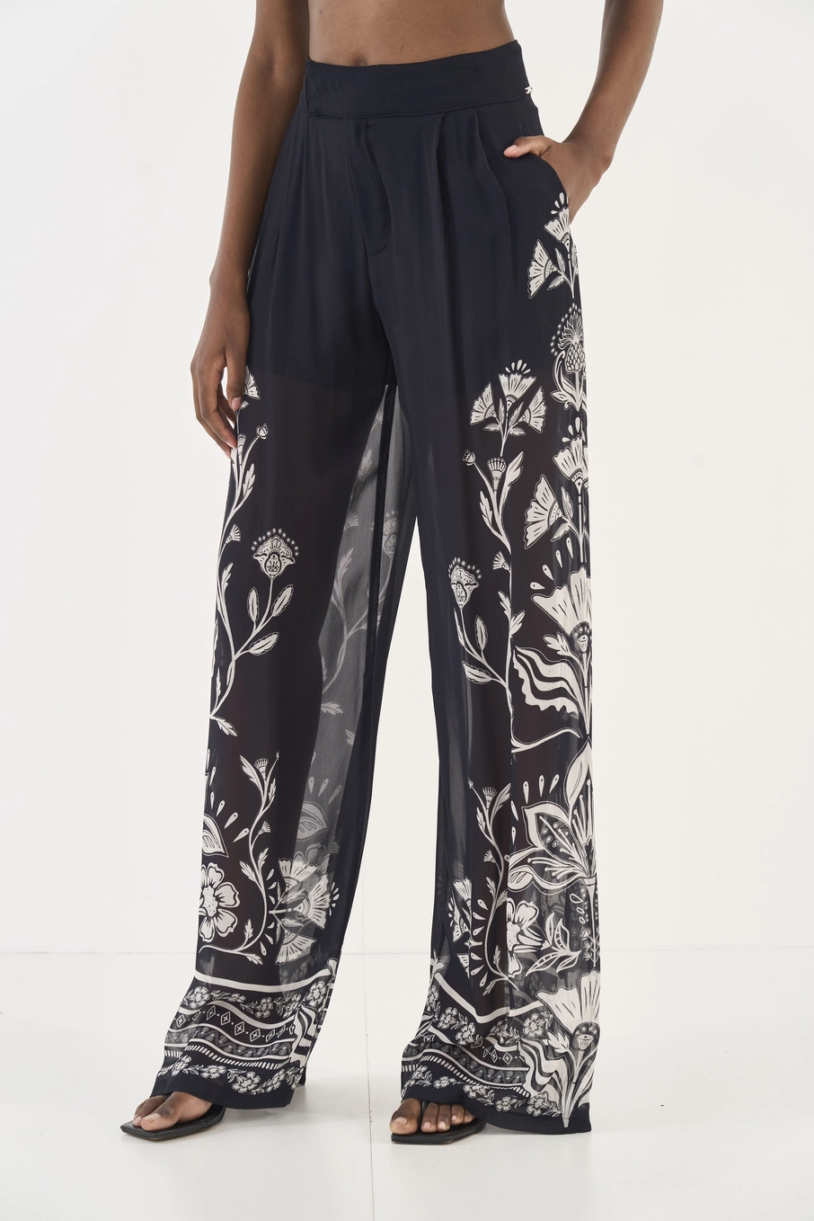 Calça Pantalona Estampada Com Transparência Estampados