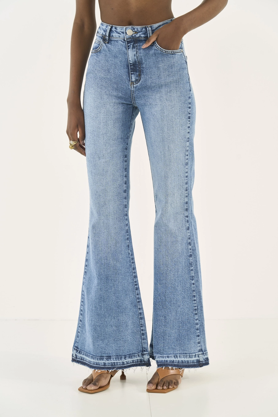 Calça Jeans Bruna Flare Com Barra A Fio Índigo