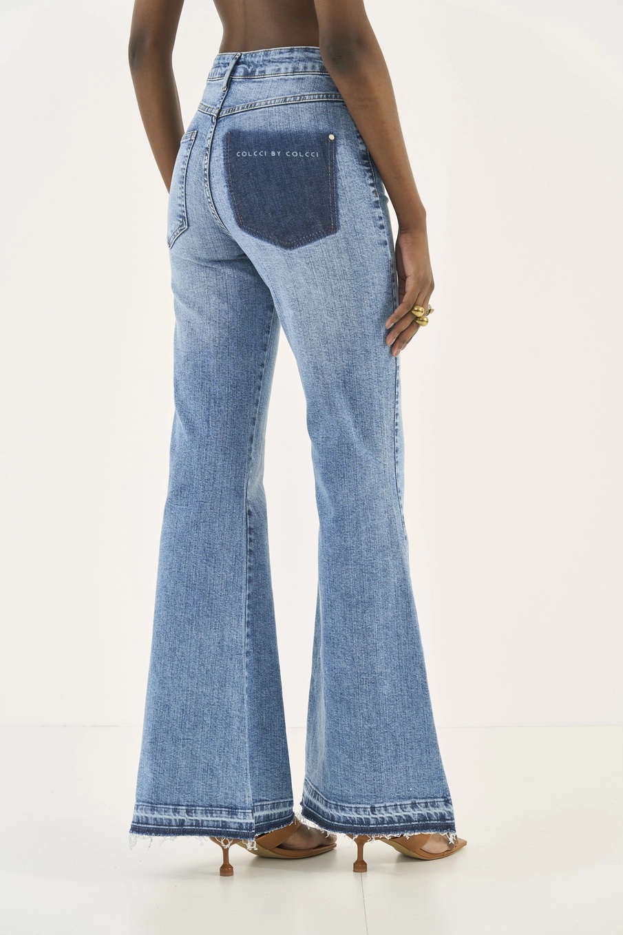 Calça Jeans Bruna Flare Com Barra A Fio Índigo