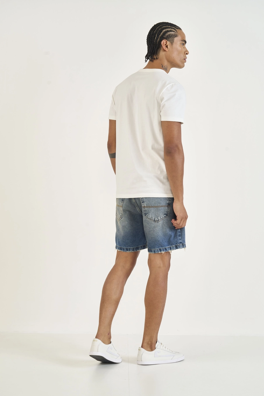 Bermuda Jeans Reta Com Barra Destroyed Índigo