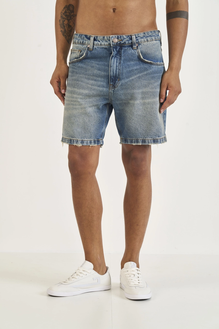 Bermuda Jeans Reta Com Barra Destroyed Índigo