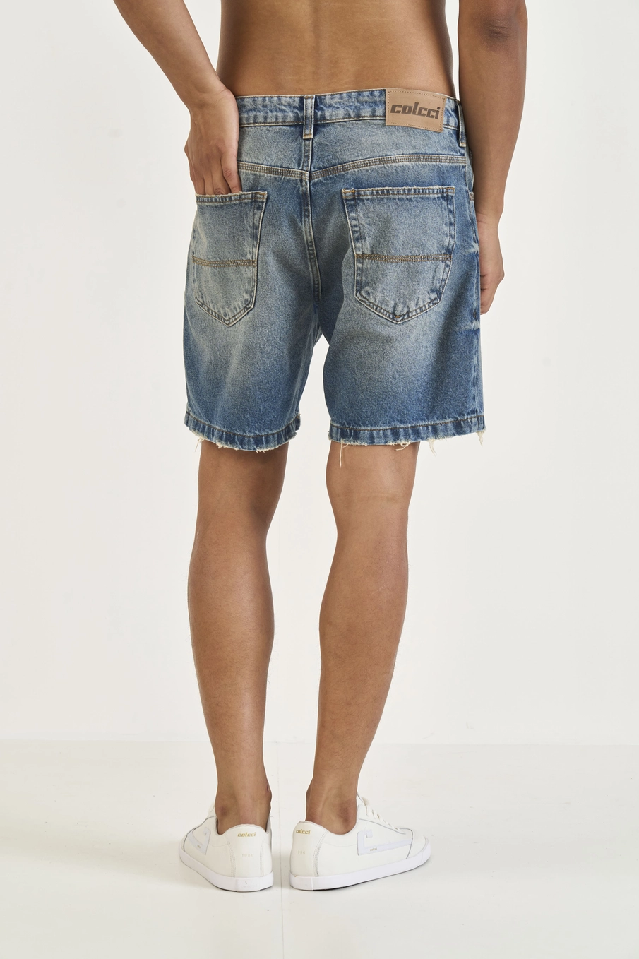 Bermuda Jeans Reta Com Barra Destroyed Índigo