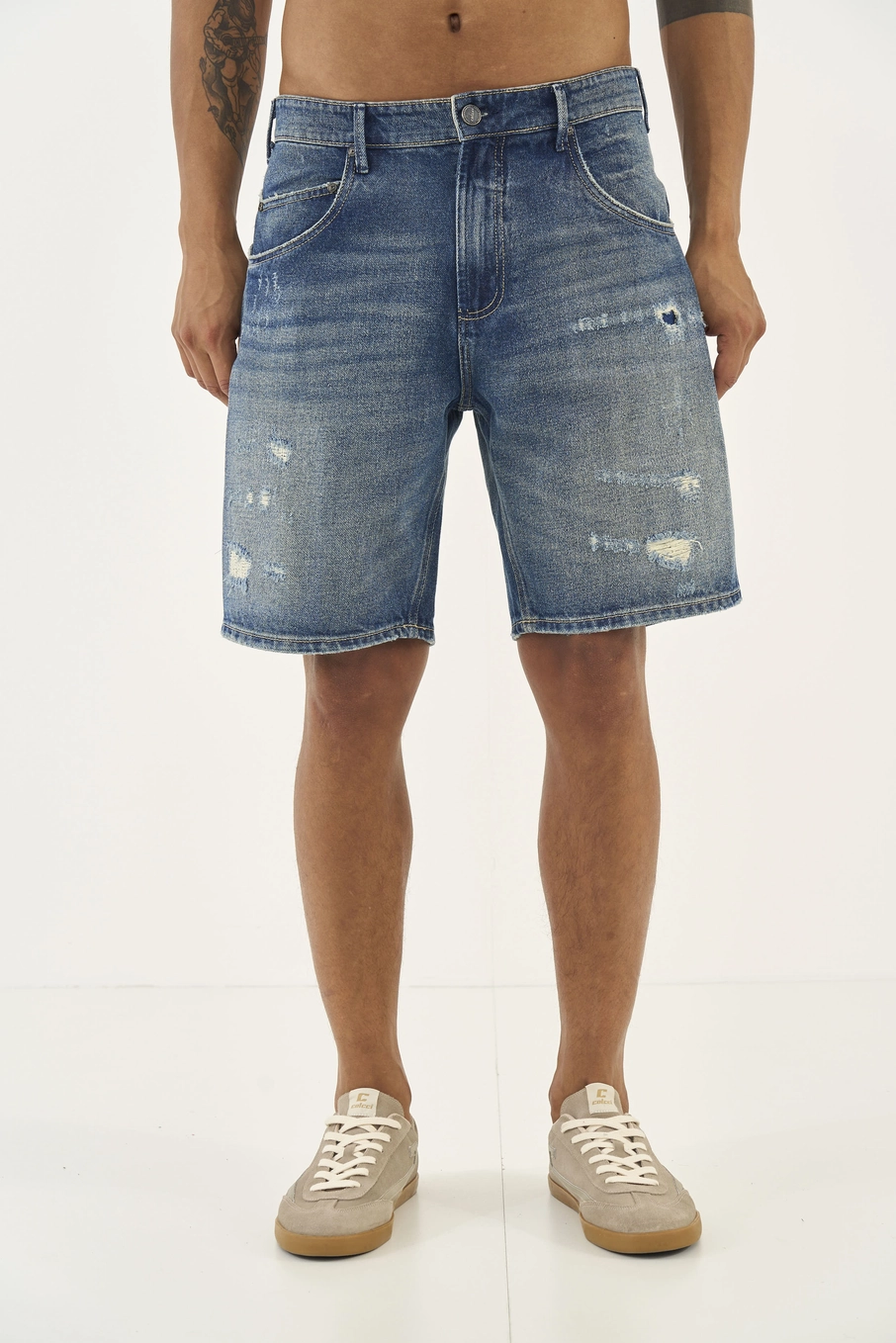 Bermuda Jeans Reta Davi Com Detalhes Puídos Índigo