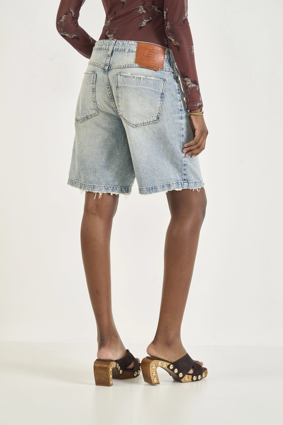Bermuda Jeans Média Reta Com Barra À Fio Índigo