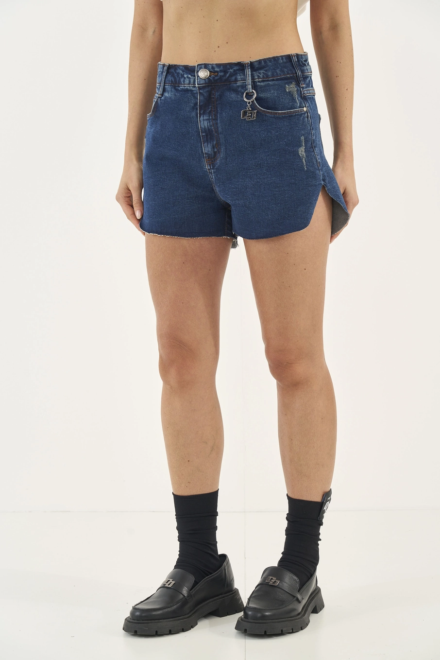 Short Jeans Justo Com Barra A Fio Índigo