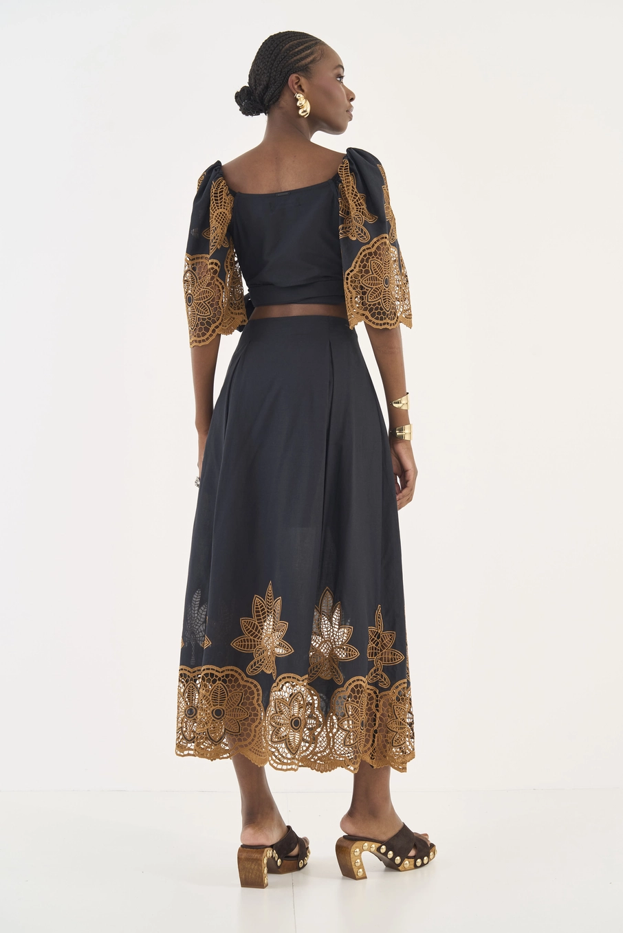 Saia Midi Bordada Preto