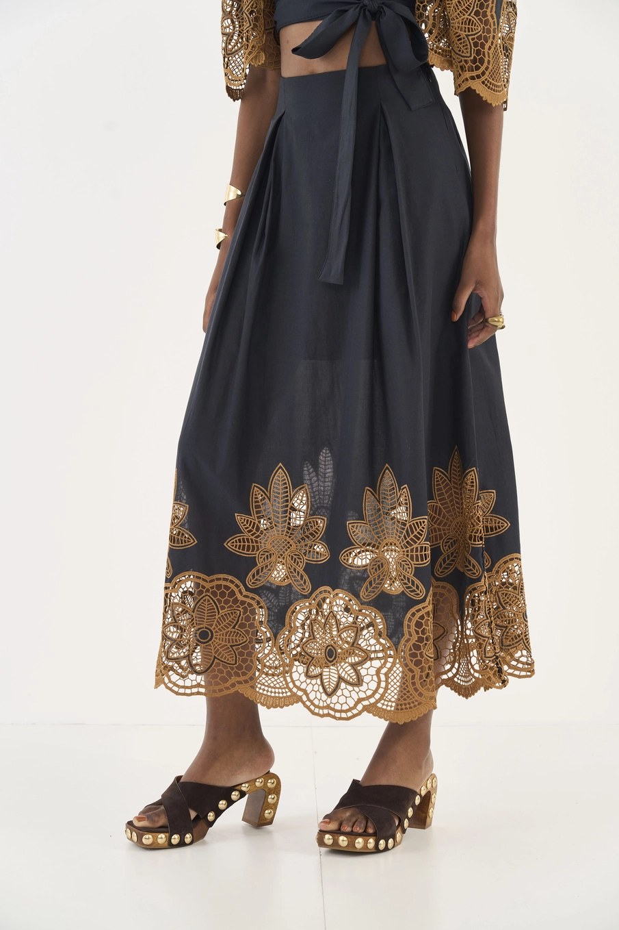 Saia Midi Bordada Preto