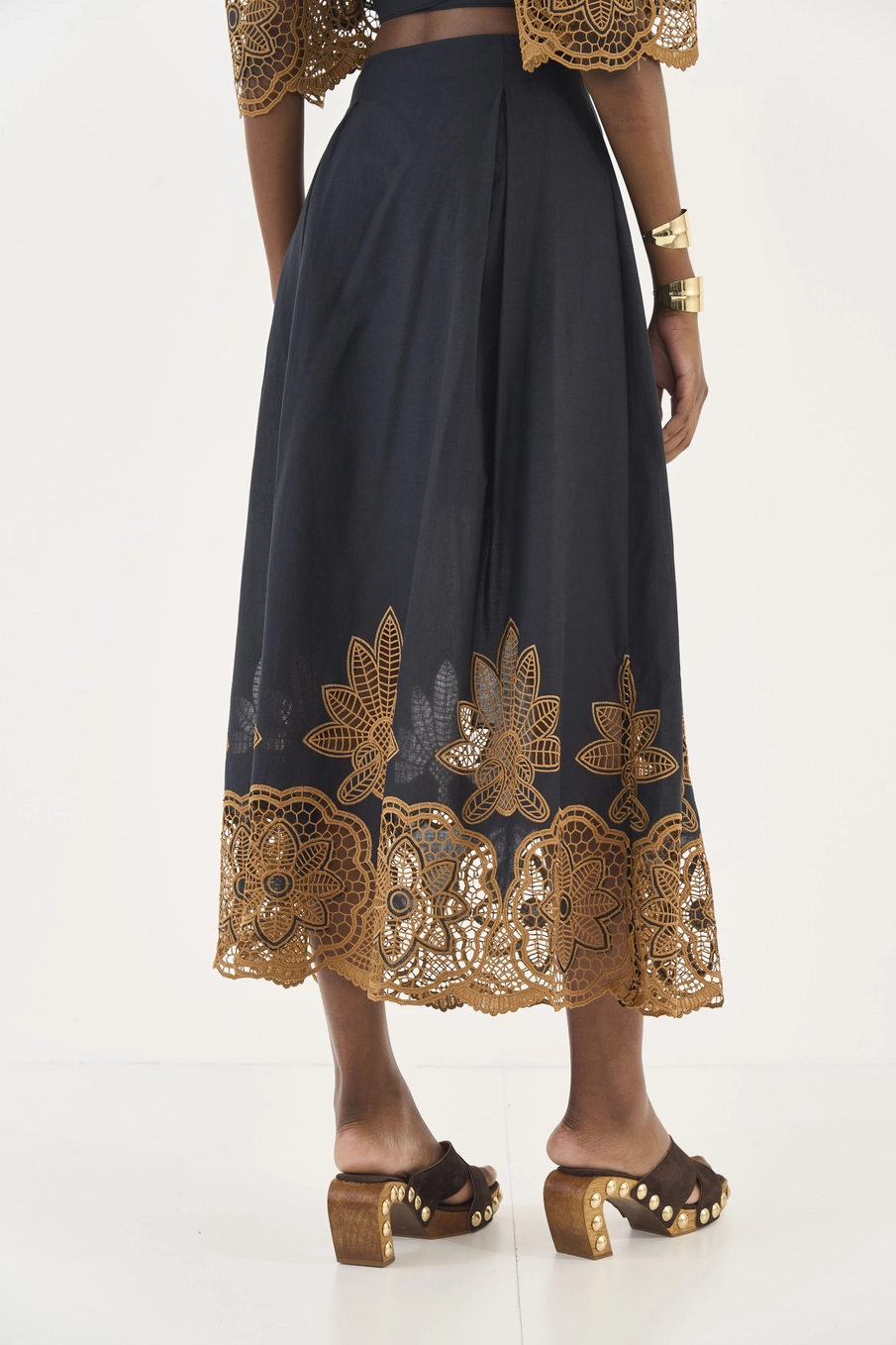 Saia Midi Bordada Preto