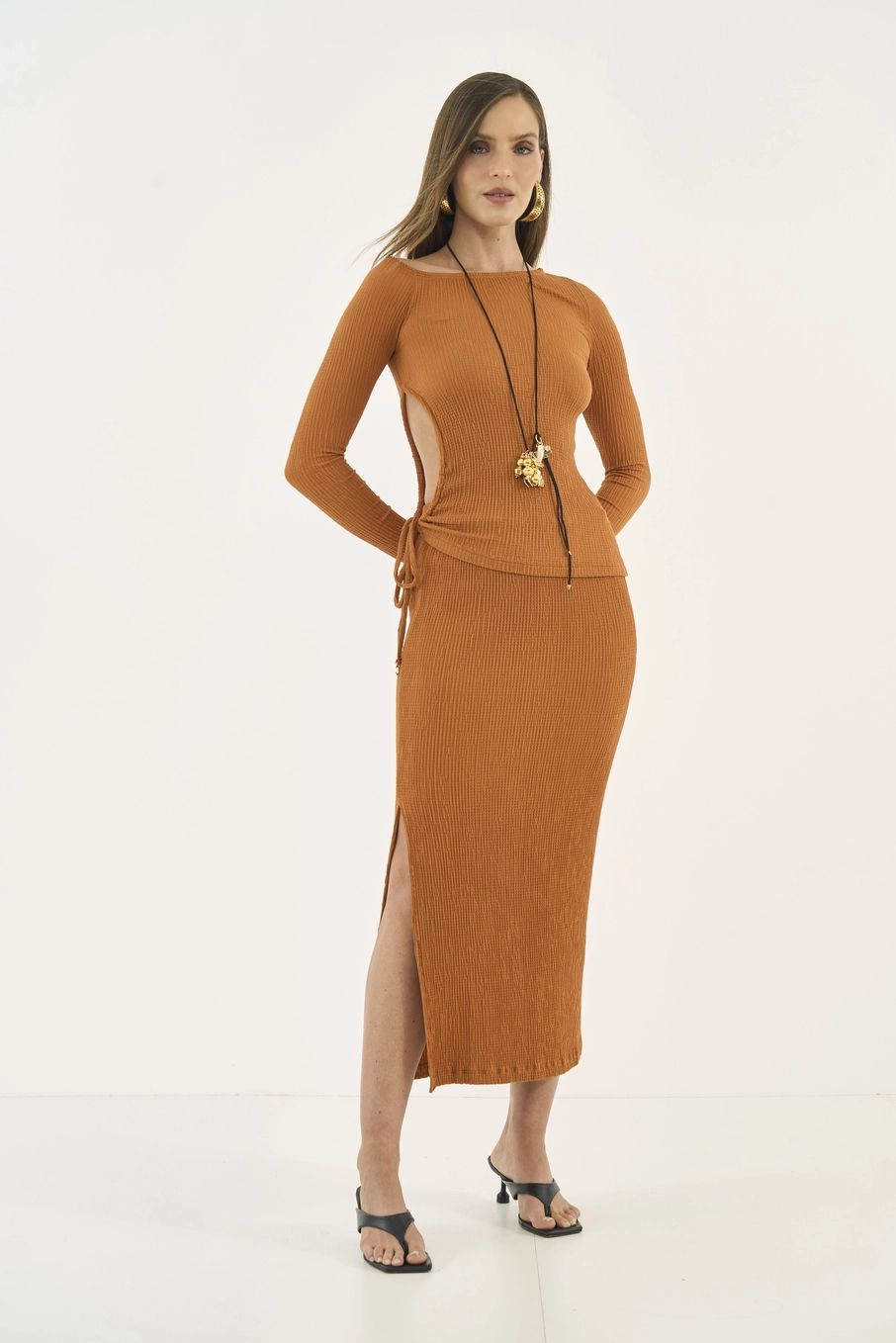 Saia Midi Justa Texturizada Com Fenda Lateral Bege