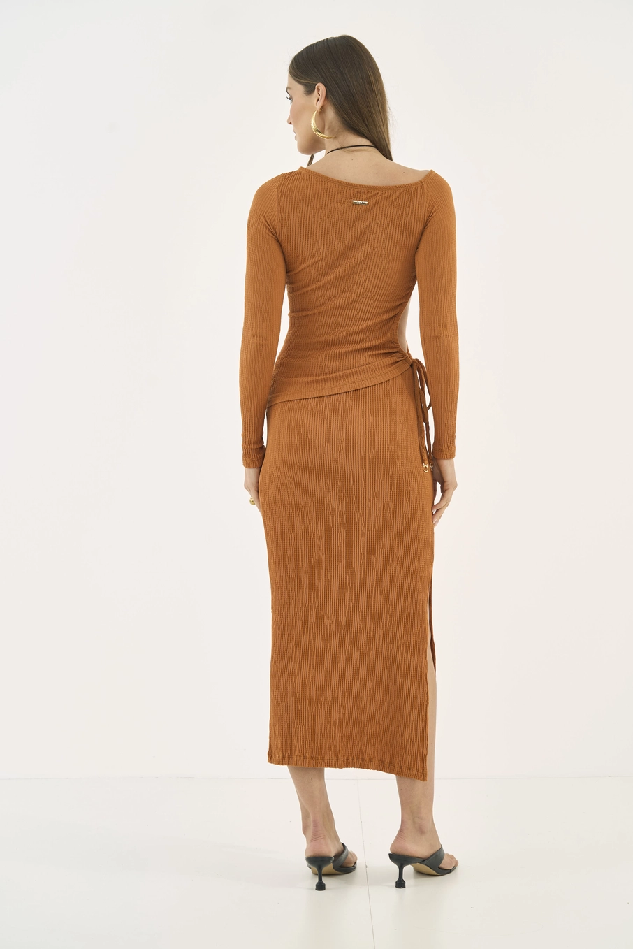 Saia Midi Justa Texturizada Com Fenda Lateral Bege
