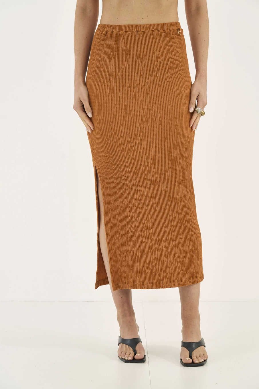 Saia Midi Justa Texturizada Com Fenda Lateral Bege