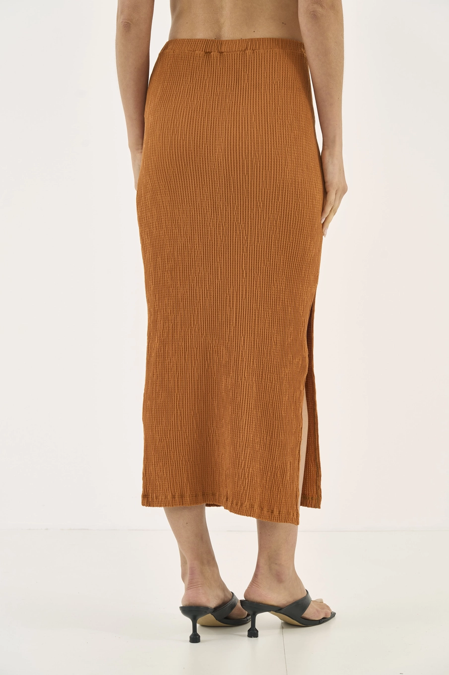 Saia Midi Justa Texturizada Com Fenda Lateral Bege