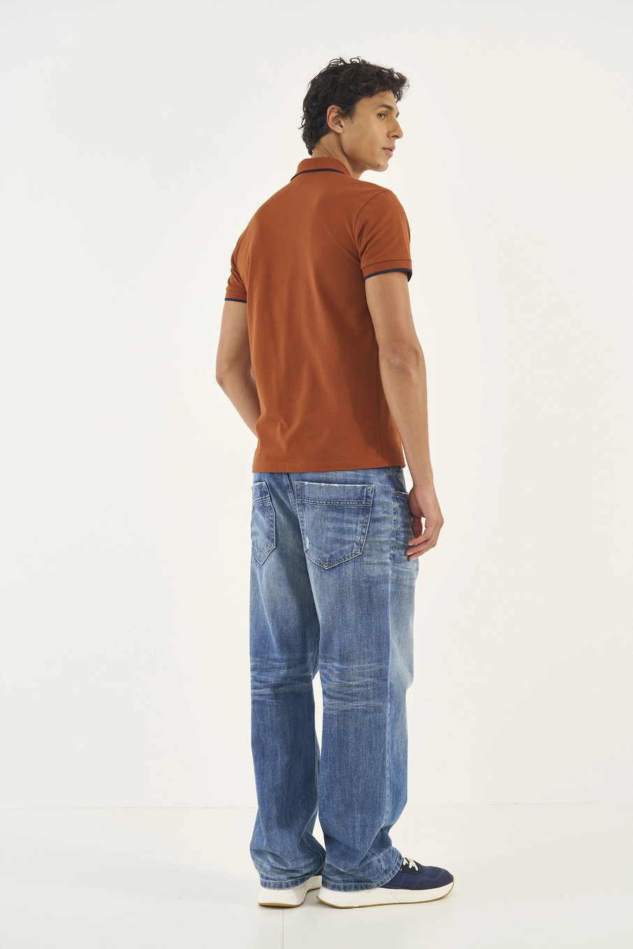 Polo Comfort Com Logo Minimalista Bordada Marrom Zeus