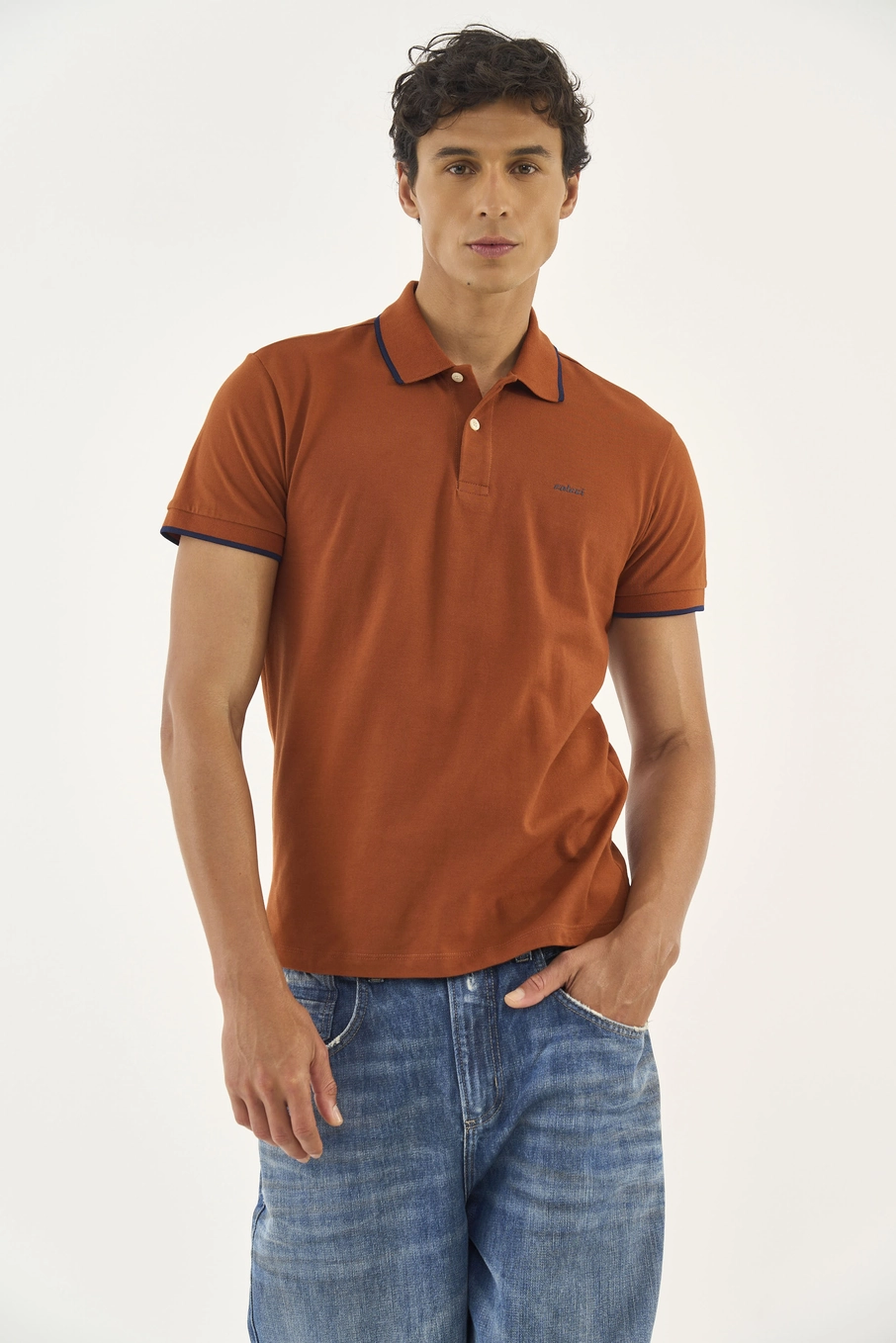 Polo Comfort Com Logo Minimalista Bordada Marrom Zeus