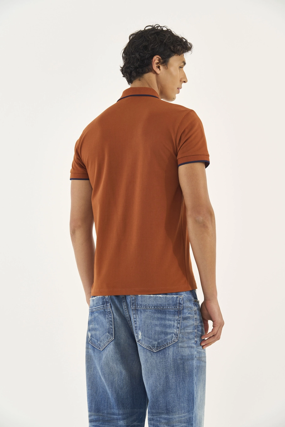 Polo Comfort Com Logo Minimalista Bordada Marrom Zeus