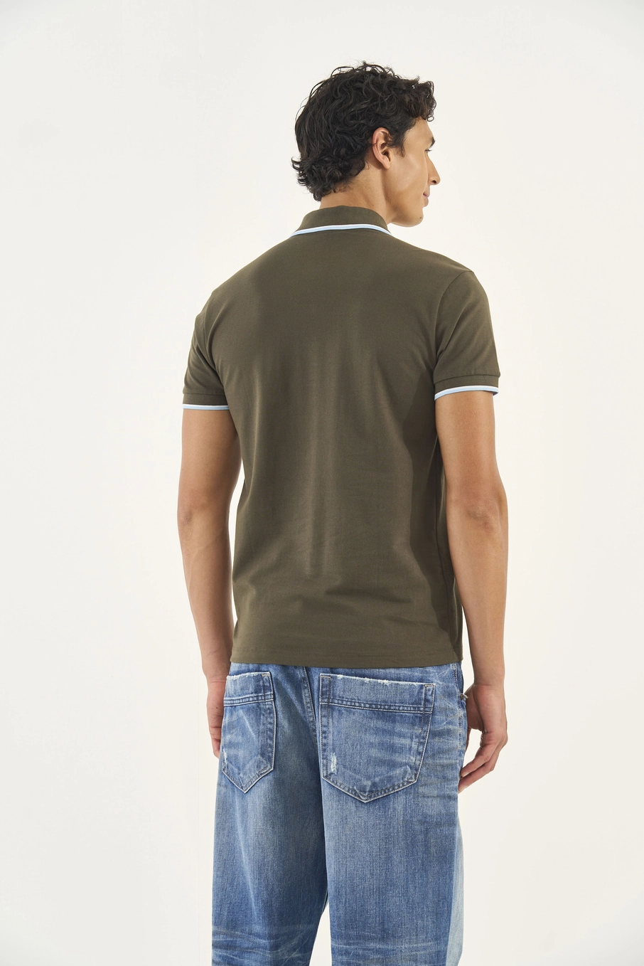Polo Com Detalhe Em Listras Na Gola Verde