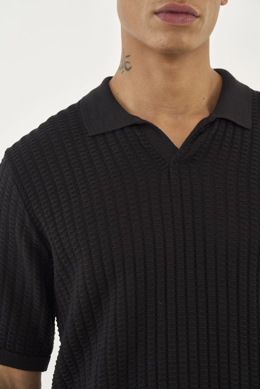 Polo Em Tricô Canelada Preto