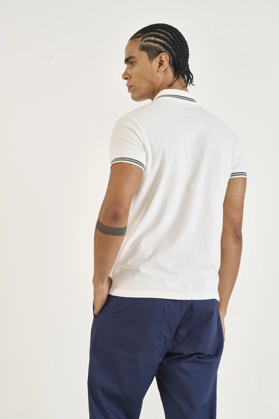 Polo Manga Curta Com Detalhe Em Listras Off Shell