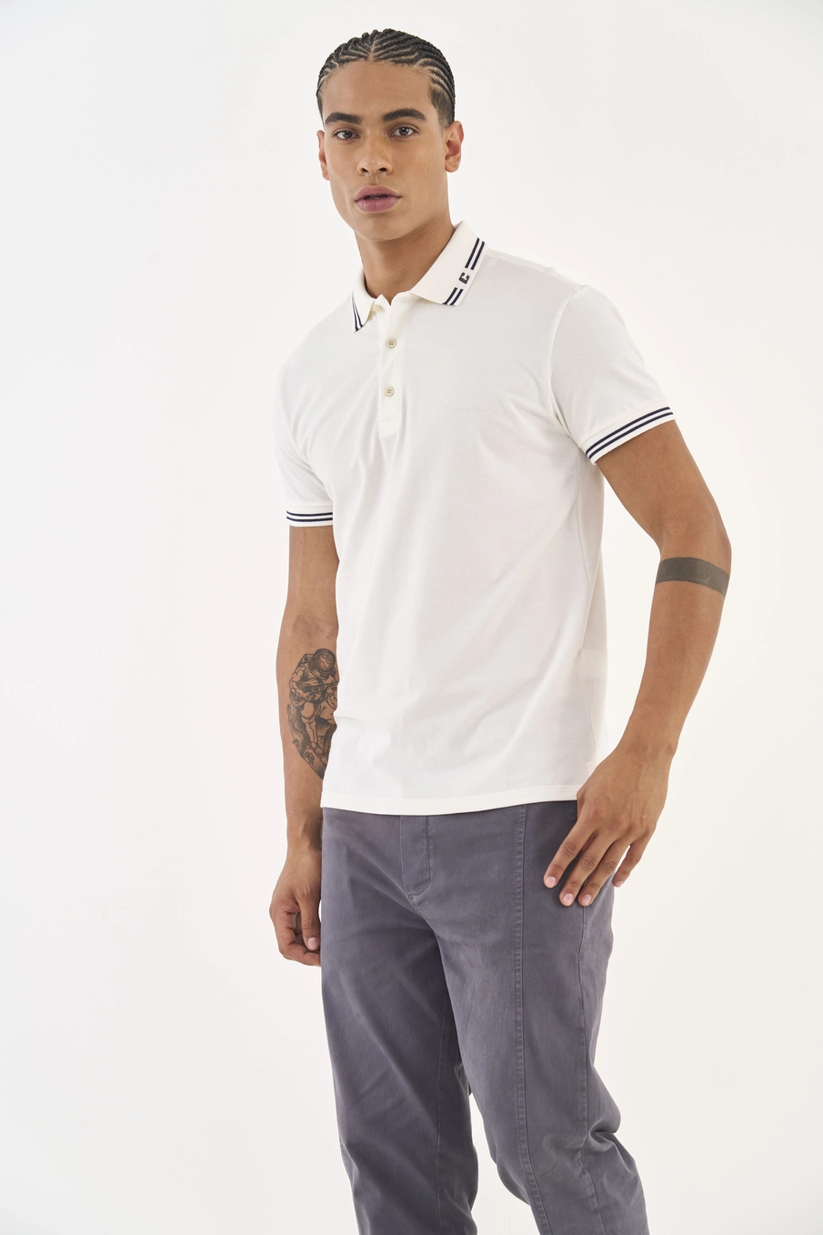 Polo Comfort Com Bordado Na Gola Off Shell