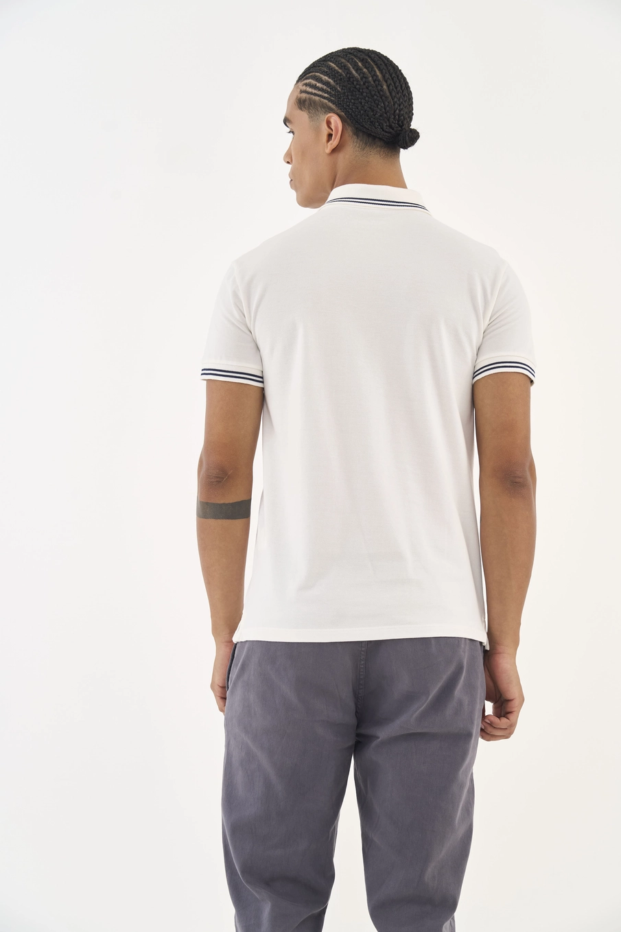 Polo Comfort Com Bordado Na Gola Off Shell