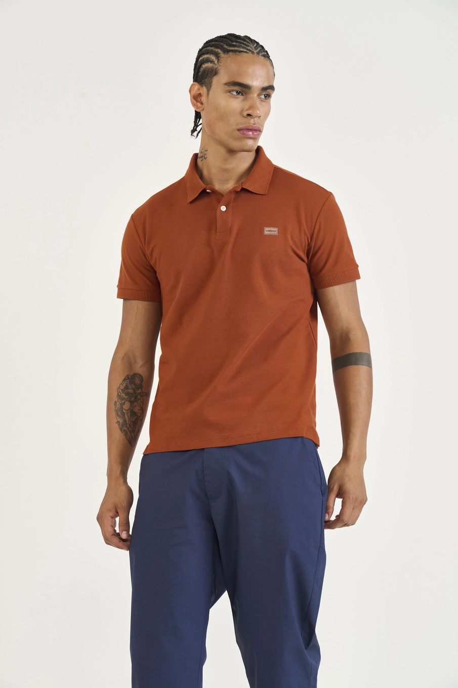 Polo Slim Com Detalhe Em Placa Com Logo Marrom Zeus