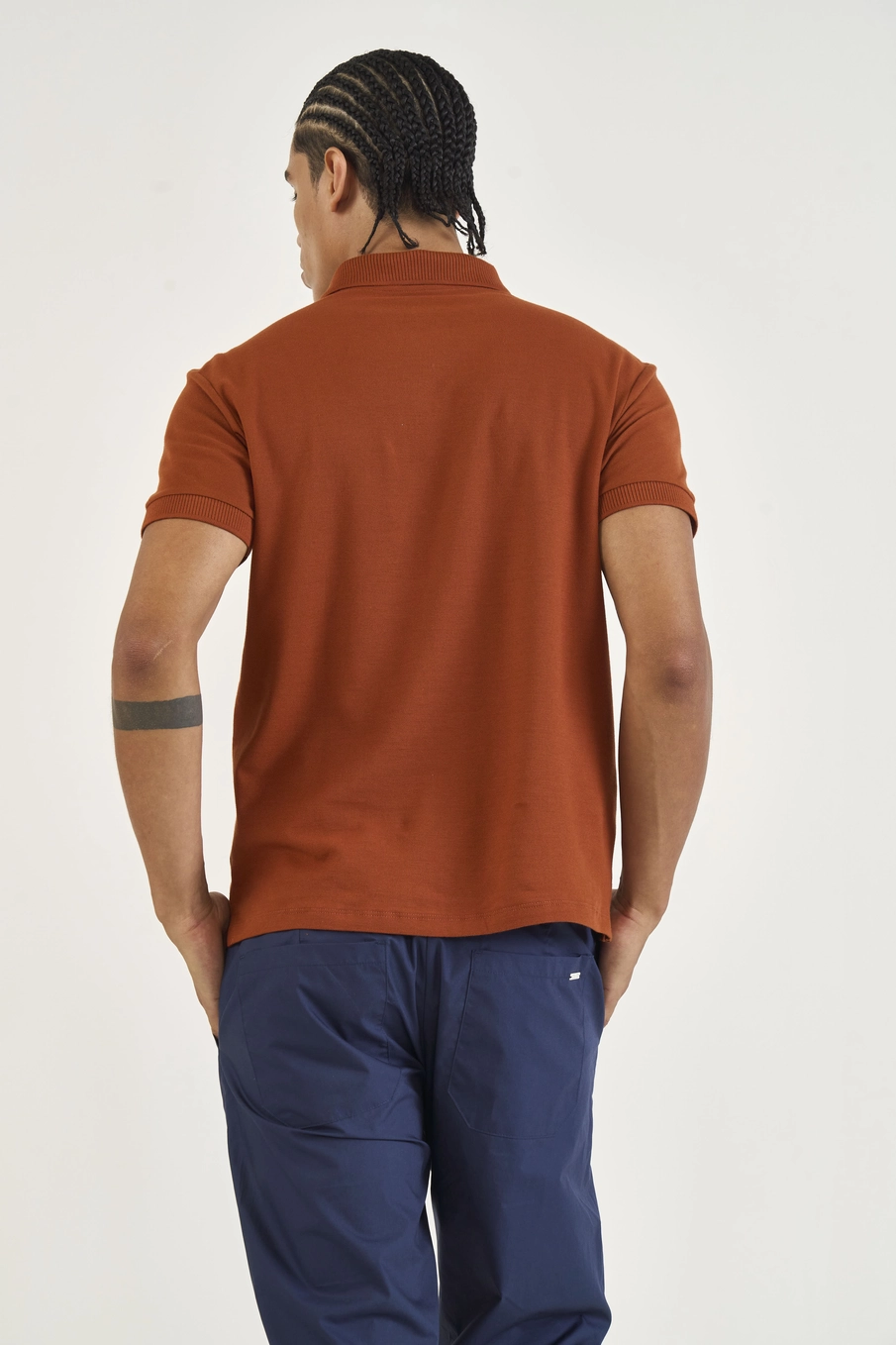 Polo Slim Com Detalhe Em Placa Com Logo Marrom Zeus