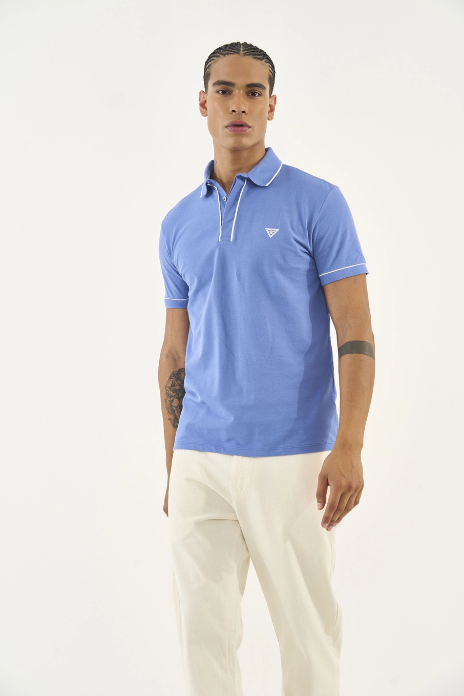 Polo Com Detalhe Em Logo Azul