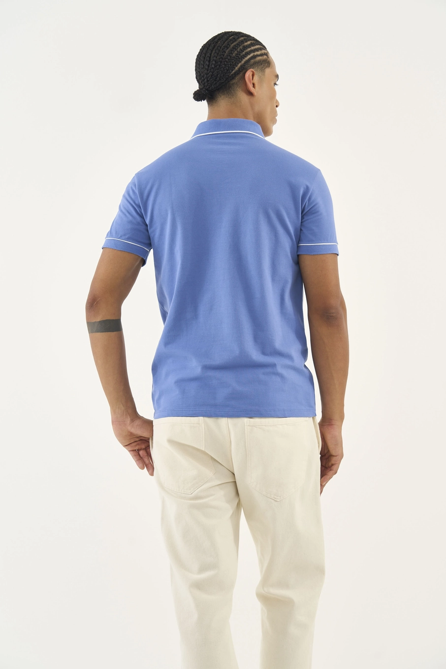 Polo Com Detalhe Em Logo Azul