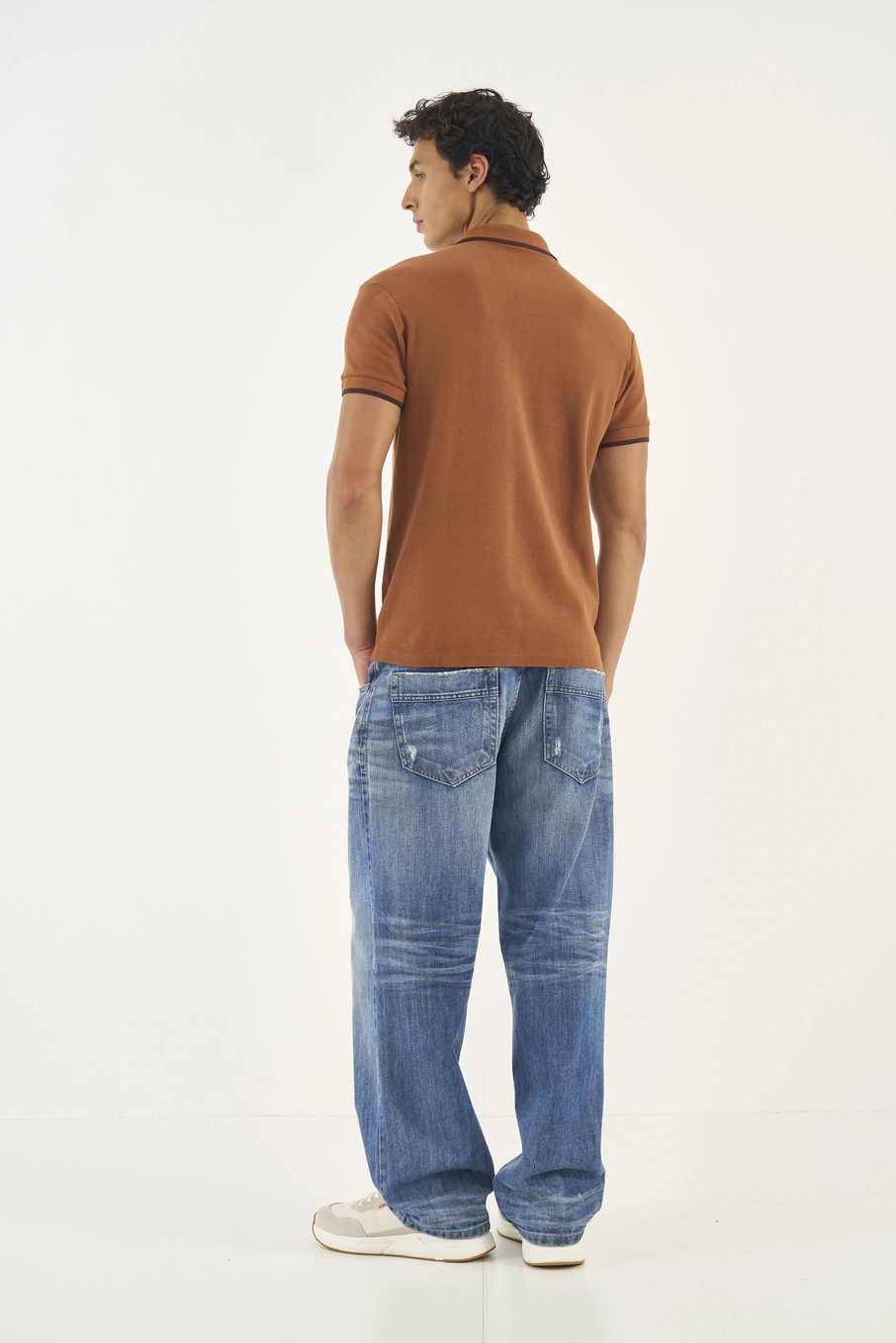 Polo Masculina Com Micro Bordado Em Logo Marrom Zeus