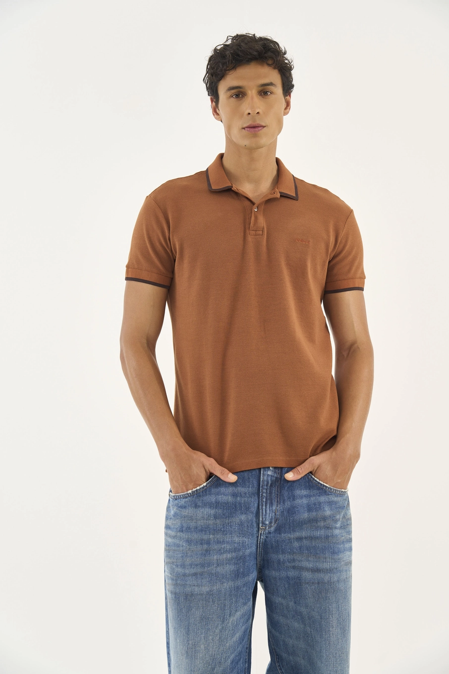 Polo Masculina Com Micro Bordado Em Logo Marrom Zeus