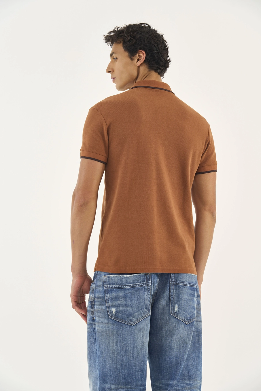 Polo Masculina Com Micro Bordado Em Logo Marrom Zeus