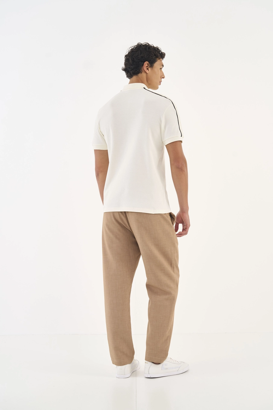 Polo Comfort Com Detalhe Em Listra Off Shell