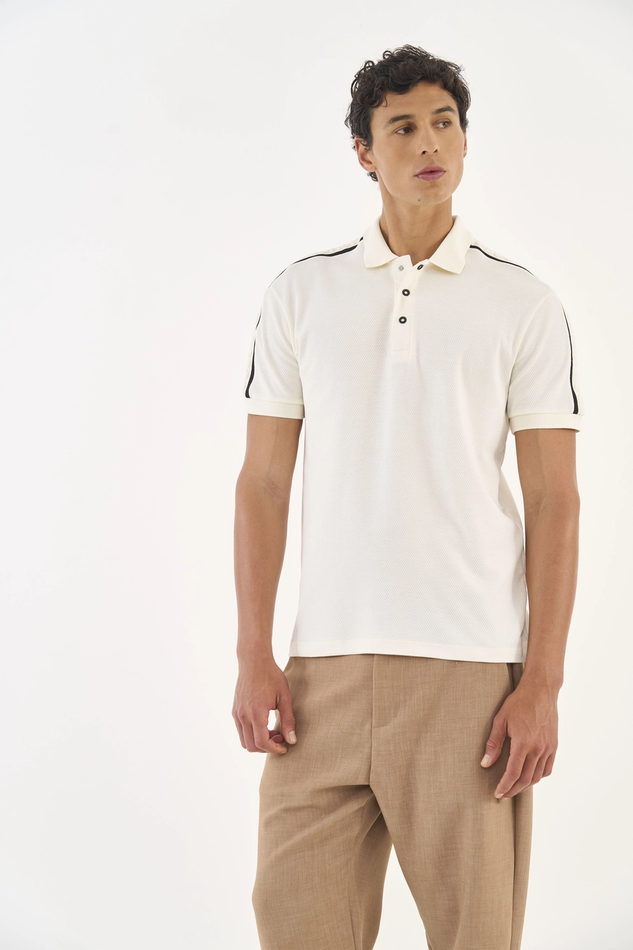 Polo Comfort Com Detalhe Em Listra Off Shell