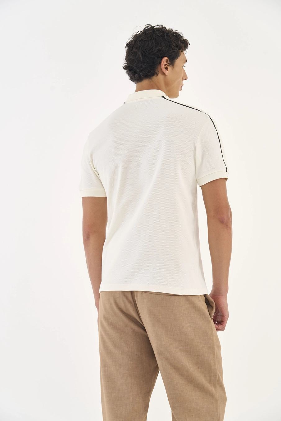 Polo Comfort Com Detalhe Em Listra Off Shell