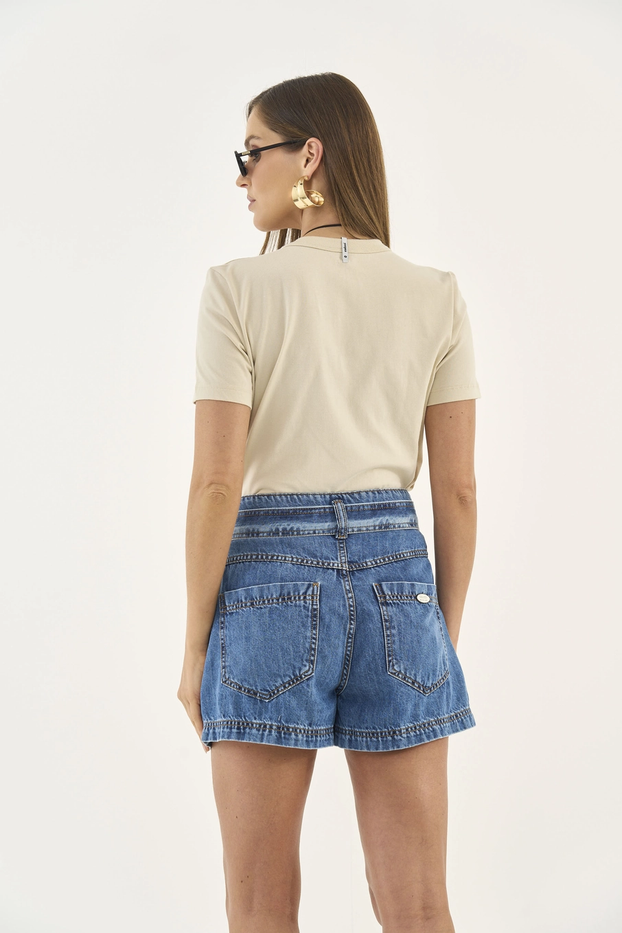 Camiseta Comfort Com Detalhe Em Logo Minimalista Bege