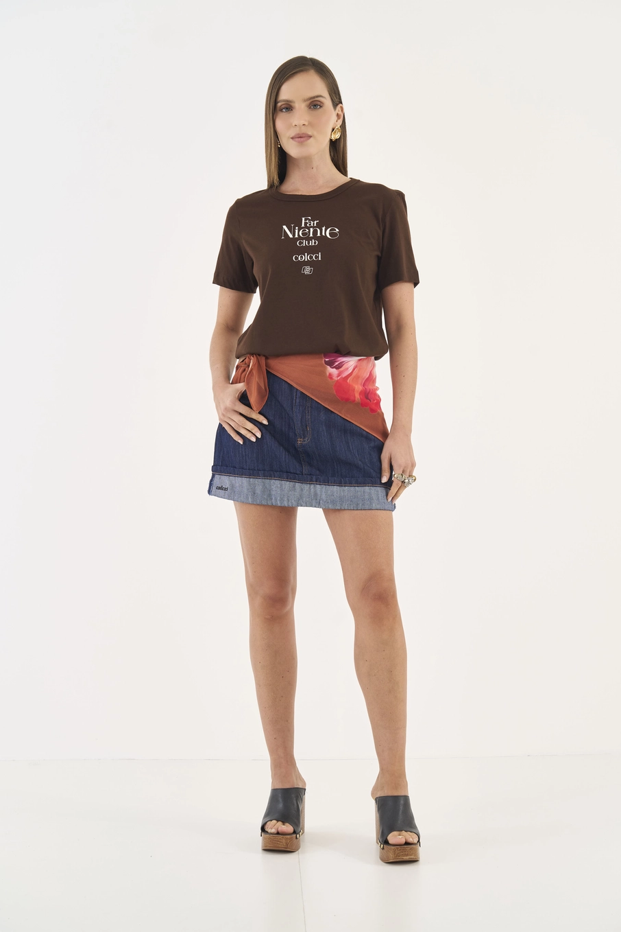 Camiseta Comfort Com Estampa Frontal Marrom