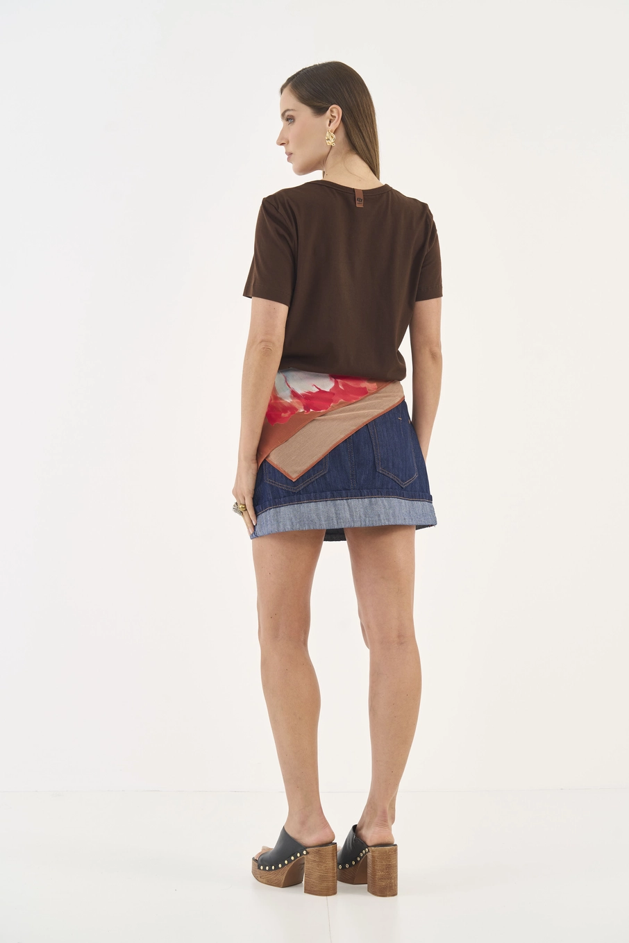 Camiseta Comfort Com Estampa Frontal Marrom